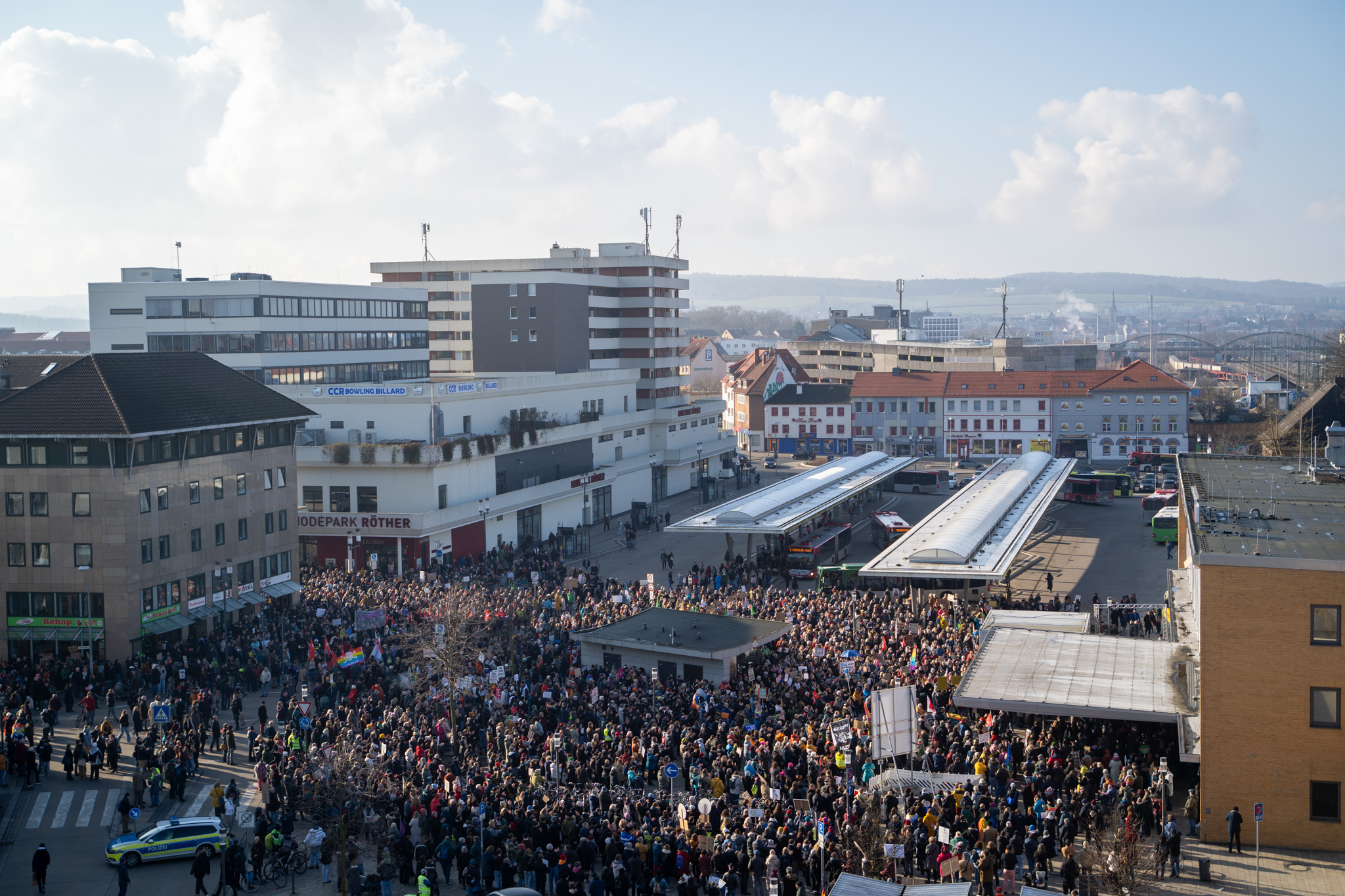 blick von oben auf hunderte menschen am hauptbahnhof hildesheim